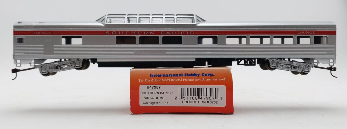 IHC 47957 HO Southern Pacific Corrugated Side Lounge Vista Dome