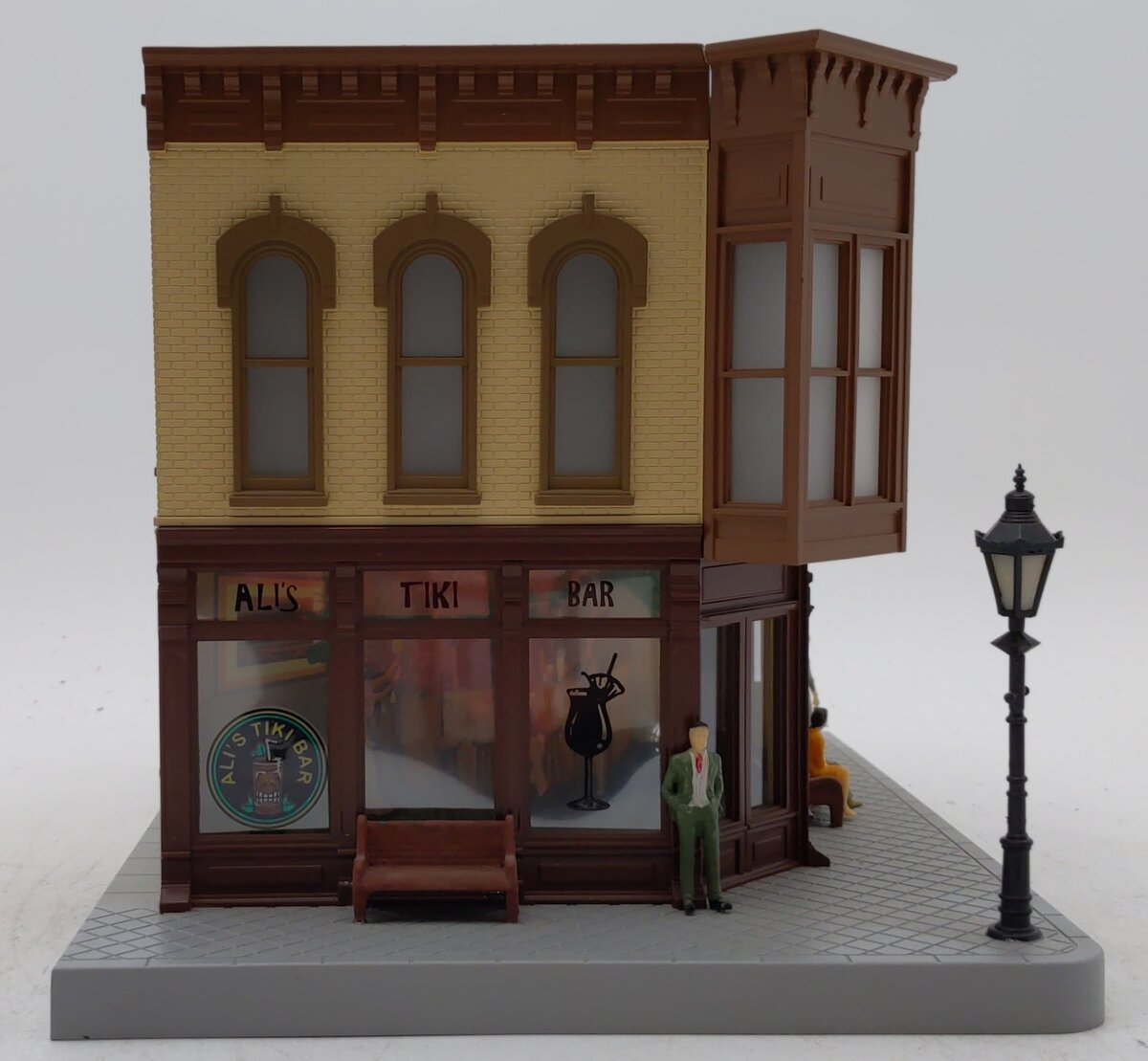 MTH 30-90474 O Ali's Tiki Bar Corner Building w/Blinking Sign