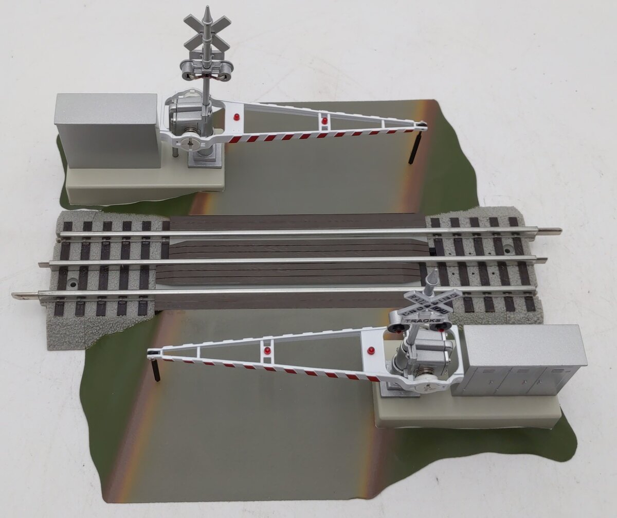 Lionel 6-12062 O Grade Crossing With Gates & Flashers LN/Box