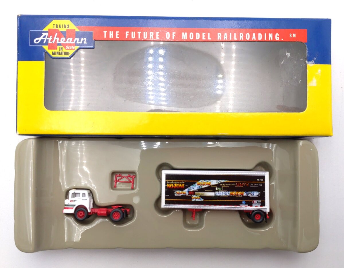 Athearn 10802 N Scale Ford C & 28' Wedge Trailer