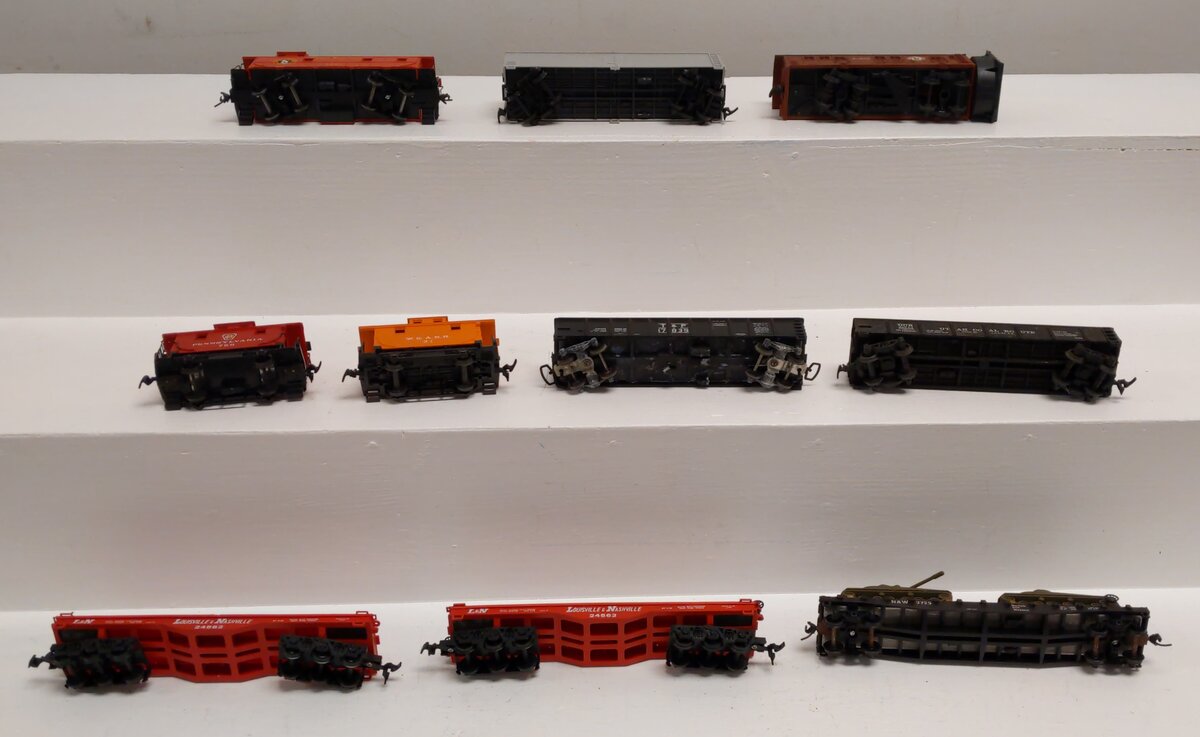 Bachmann & Other Assorted HO Scale Freight Cars [10] VG
