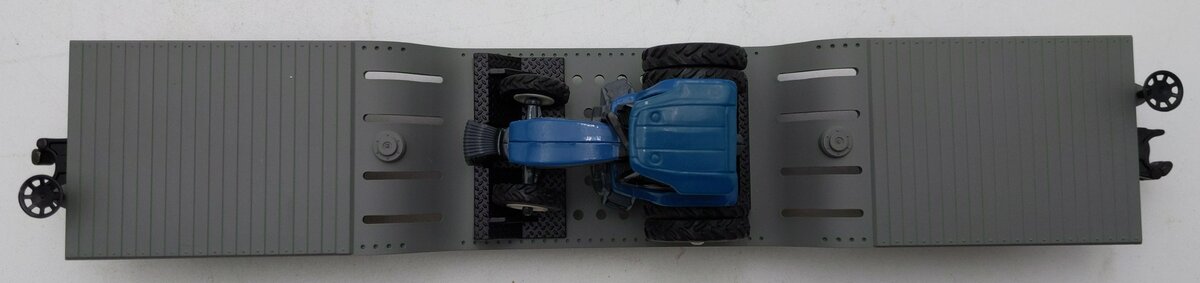 MTH 30-7611 O Gauge MTH Construction Flat Car #22893 w/Ertl Tractor NIB