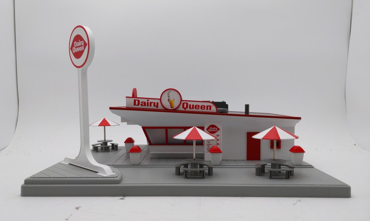 MTH 30-9069 Dairy Queen Restaurant Stand
