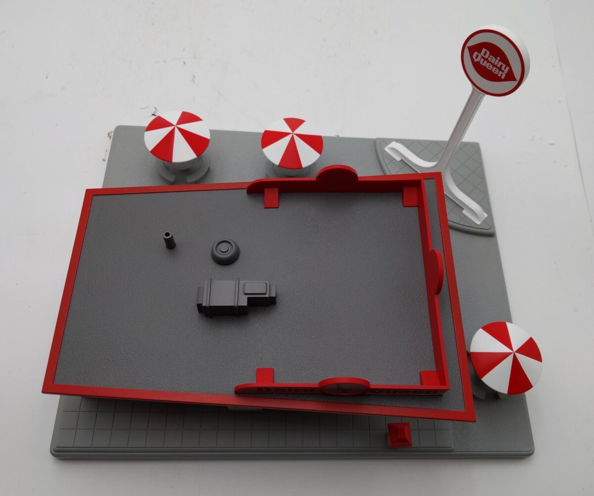 MTH 30-9069 Dairy Queen Restaurant Stand