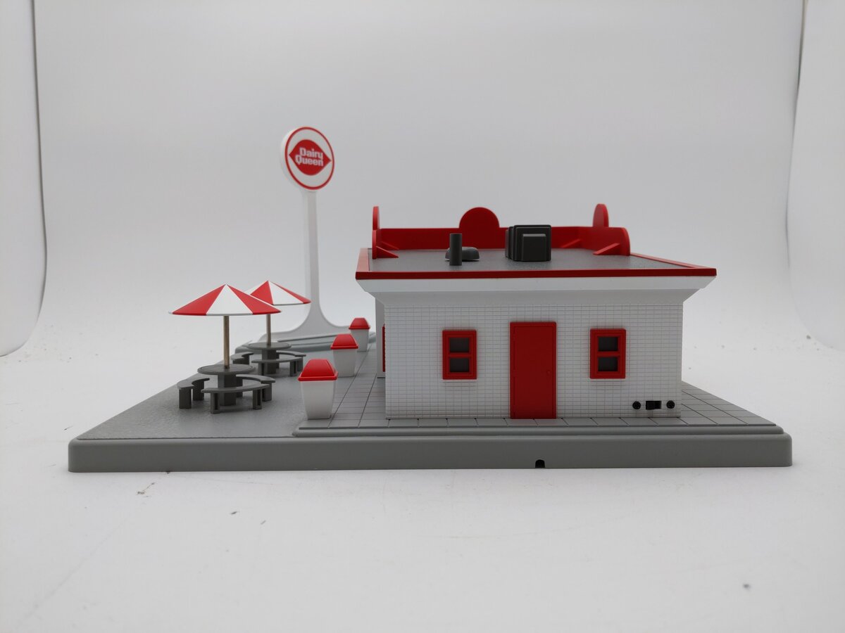 MTH 30-9069 Dairy Queen Restaurant Stand