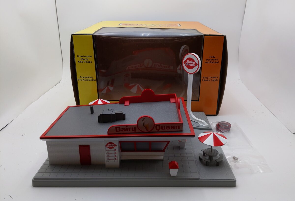 MTH 30-9069 Dairy Queen Restaurant Stand