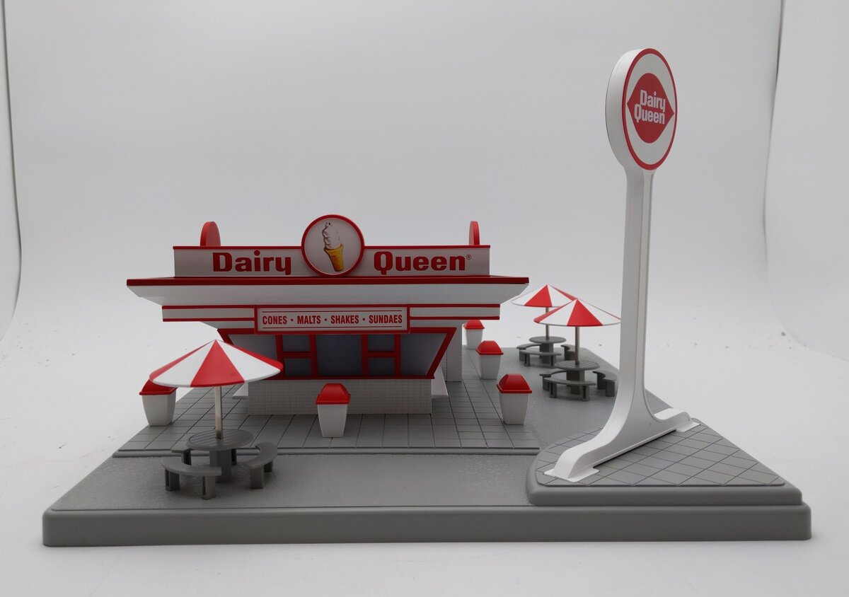 MTH 30-9069 Dairy Queen Restaurant Stand