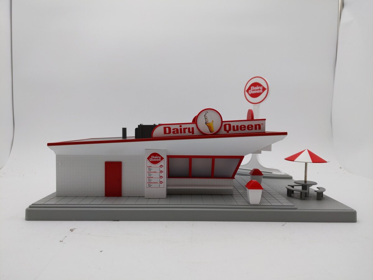 MTH 30-9069 Dairy Queen Restaurant Stand
