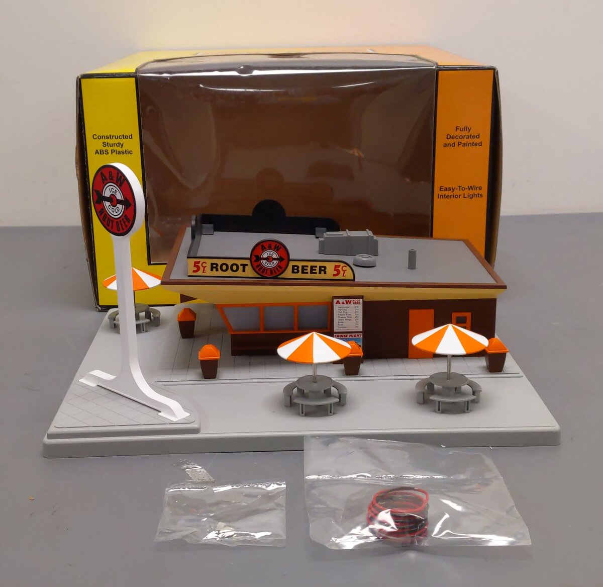 MTH 30-9068 A&W Rootbeer Restaurant Stand LN/Box