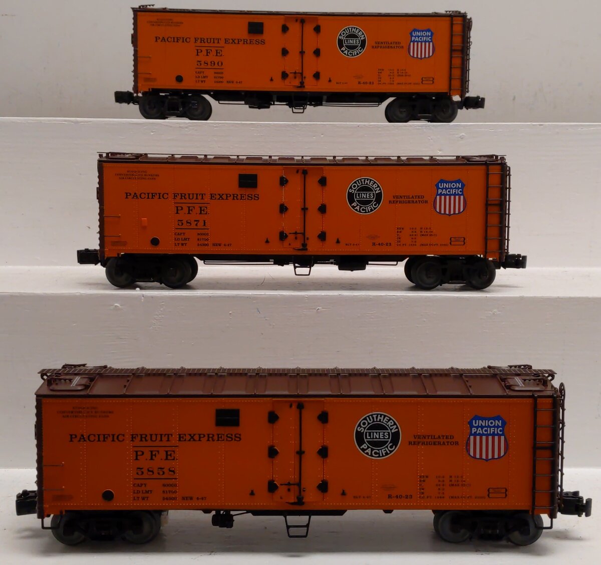 Lionel 6-83545 O VISIONLINE PFE Reefer Set w/One Operating Car (Pack of 3)