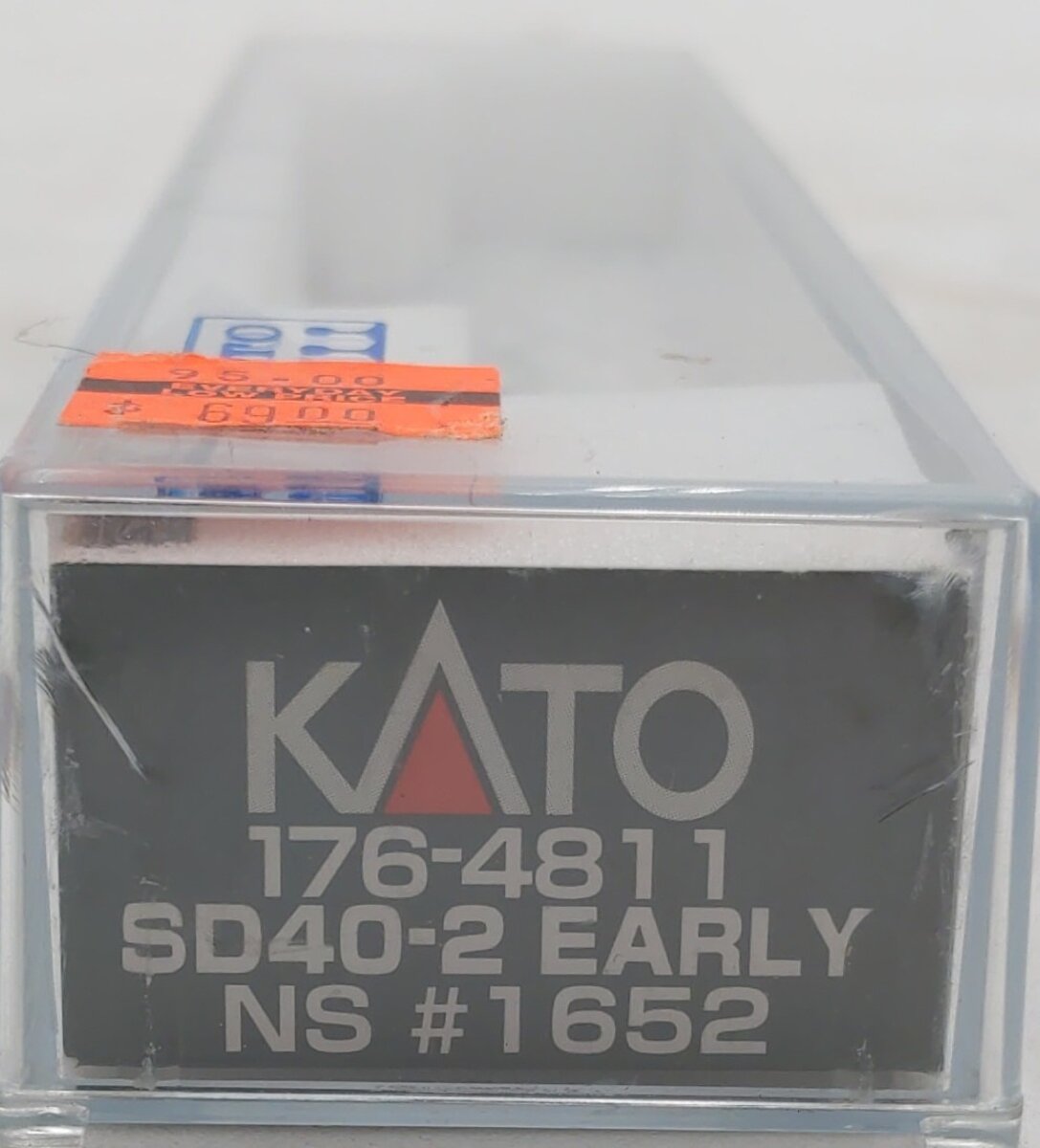Kato 176-4811 N Scale Norfolk and Southern SD-40-2 Diesel Locomotive #1652