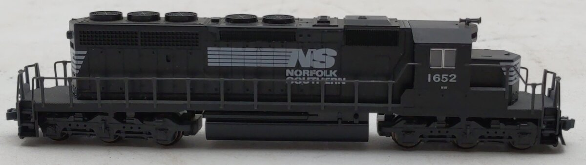 Kato 176-4811 N Scale Norfolk and Southern SD-40-2 Diesel Locomotive #1652