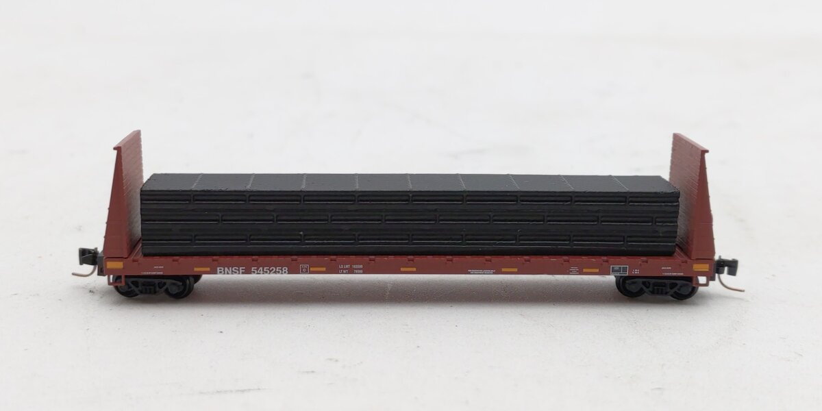 Micro-Trains 52700171 Z BNSF 60' Bulkhead Flatcar with Pipe Load #545258