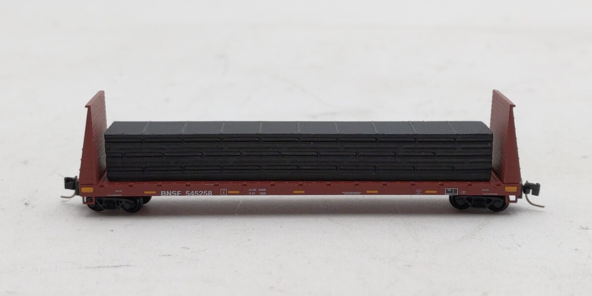 Micro-Trains 52700171 Z BNSF 60' Bulkhead Flatcar with Pipe Load #545258