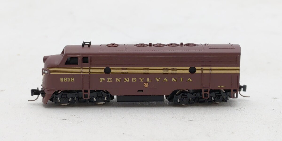 Micro-Trains 98001021 Z Pennsylvania F7 Powered A-Unit Diesel Locomotive #9832A NIB