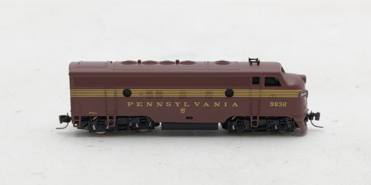 Micro-Trains 98001021 Z Pennsylvania F7 Powered A-Unit Diesel Locomotive #9832A NIB