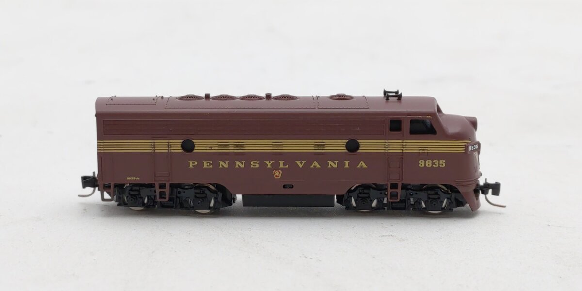 Micro-Trains 98001022 Z Pennsylvania F7 Powered A-Unit Diesel Locomotive #9835A EX/Box
