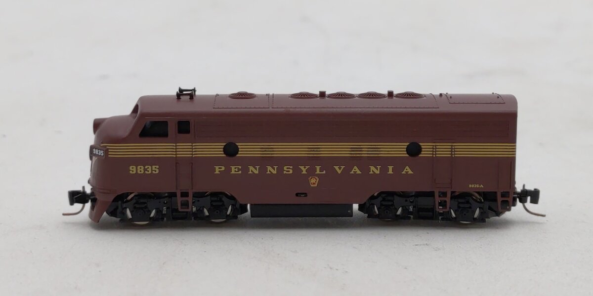 Micro-Trains 98001022 Z Pennsylvania F7 Powered A-Unit Diesel Locomotive #9835A EX/Box