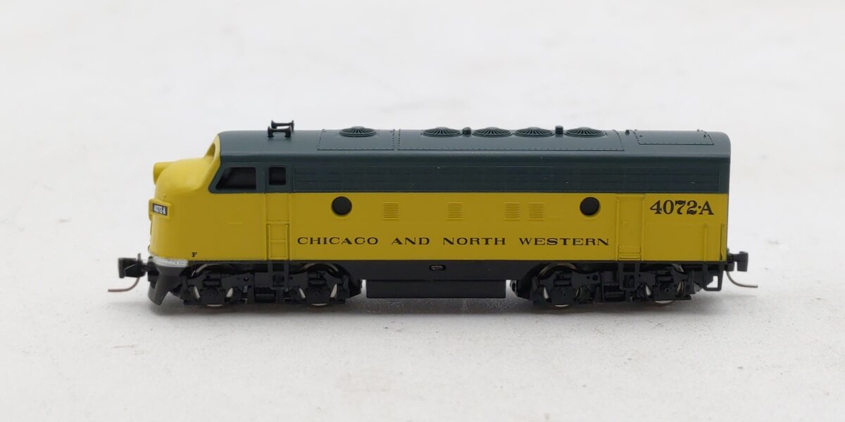 Micro-Trains 98001382 Z Chicago & North Western EMD F7A - Standard DC #4072-A