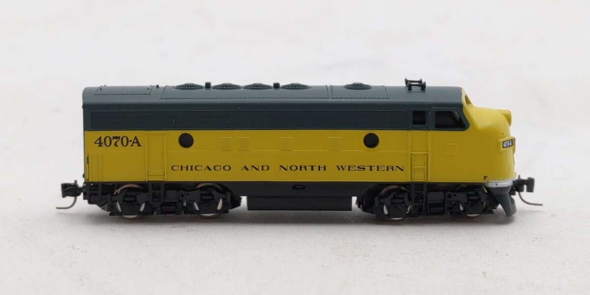 Micro-Trains 98001381 Z Chicago & North Western EMD F7A - Standard DC #4070-A