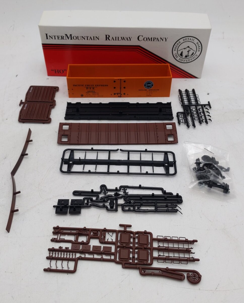 InterMountain 40509-04 HO Scale PFE Steel Side Overland Herald # 46352 Kit