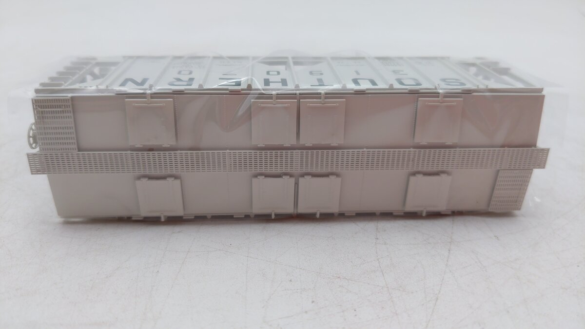 Bowser 42240 HO Southern 70-Ton 2-Bay Covered Hopper #319070