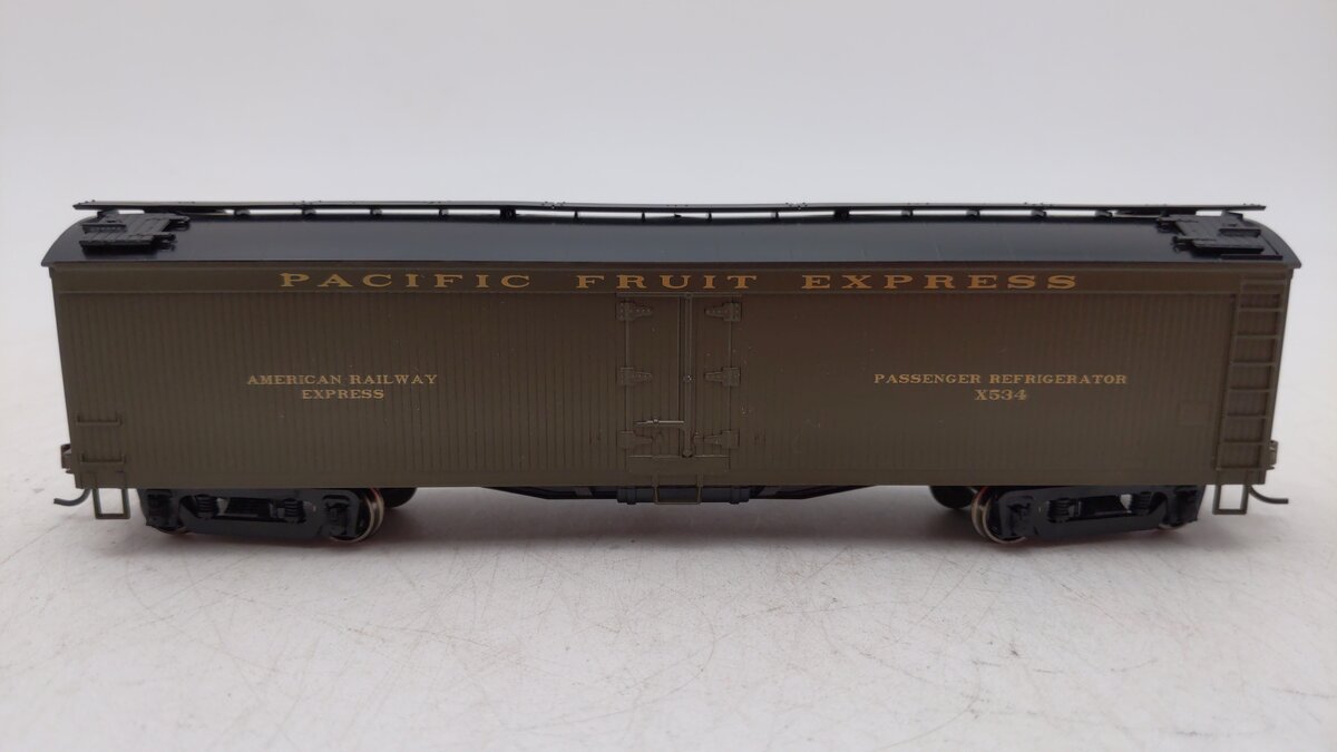 Roundhouse 86657 HO Pacific Fruit Express 50' Wood Express Reefer X534