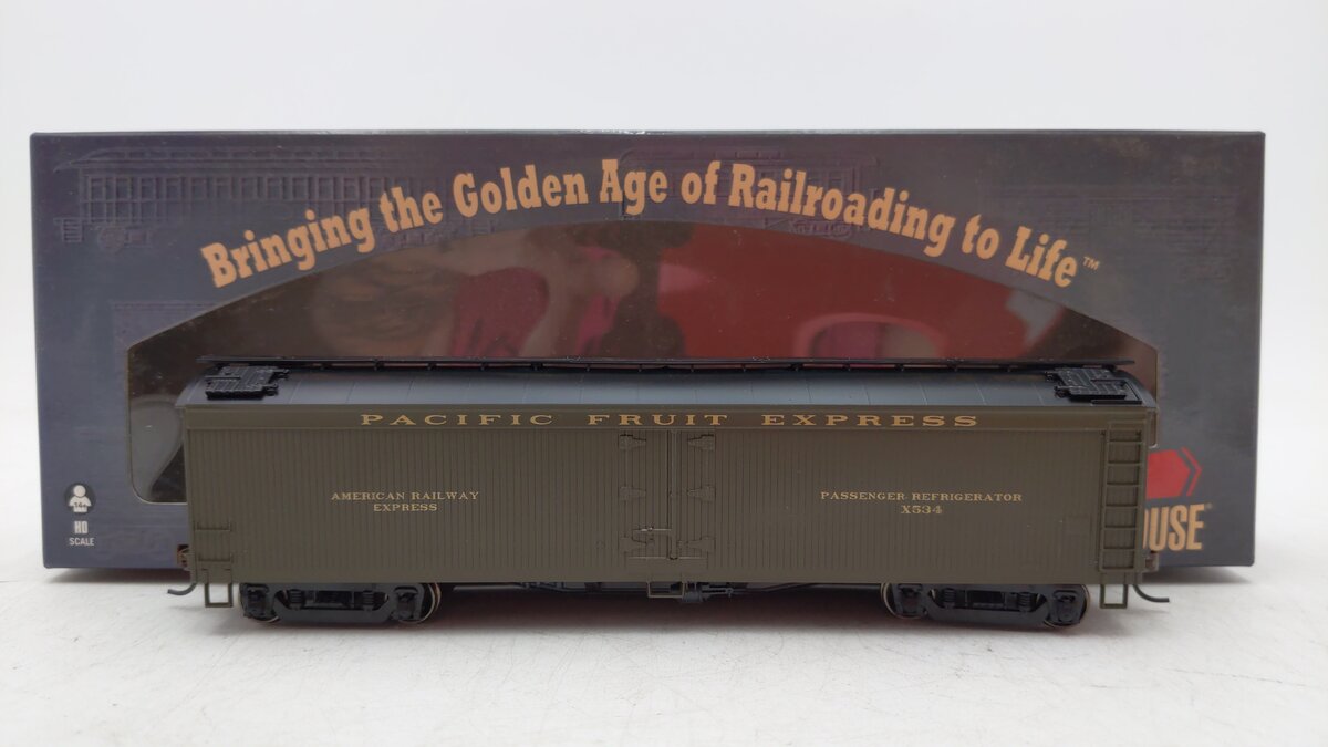 Roundhouse 86657 HO Pacific Fruit Express 50' Wood Express Reefer X534