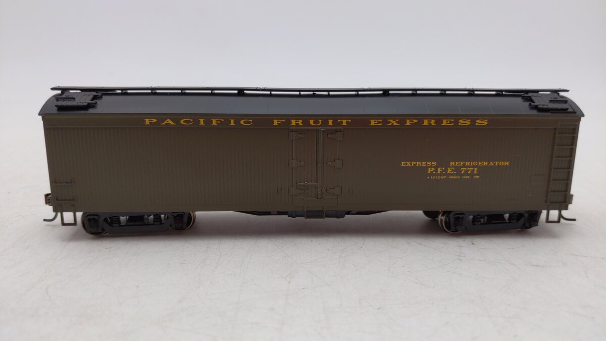 Roundhouse 86662 HO Pacific Fruit Express 50' Express Reefer #771