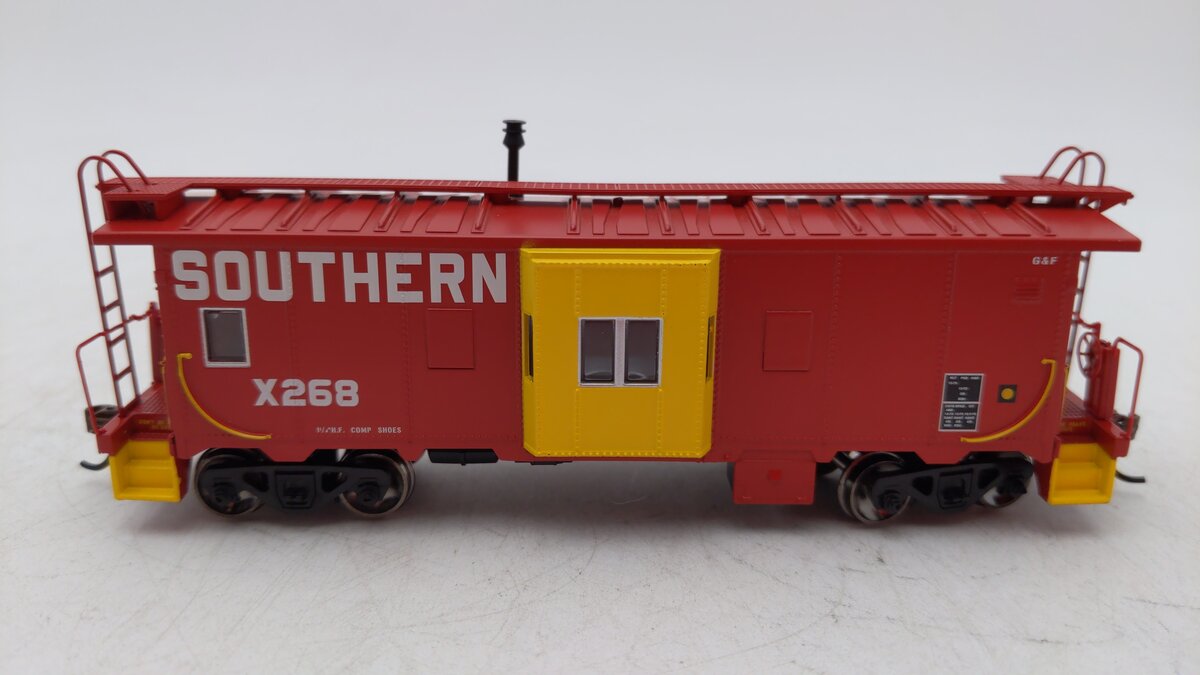 Roundhouse 90176 HO Southern Bay Window Caboose #X268