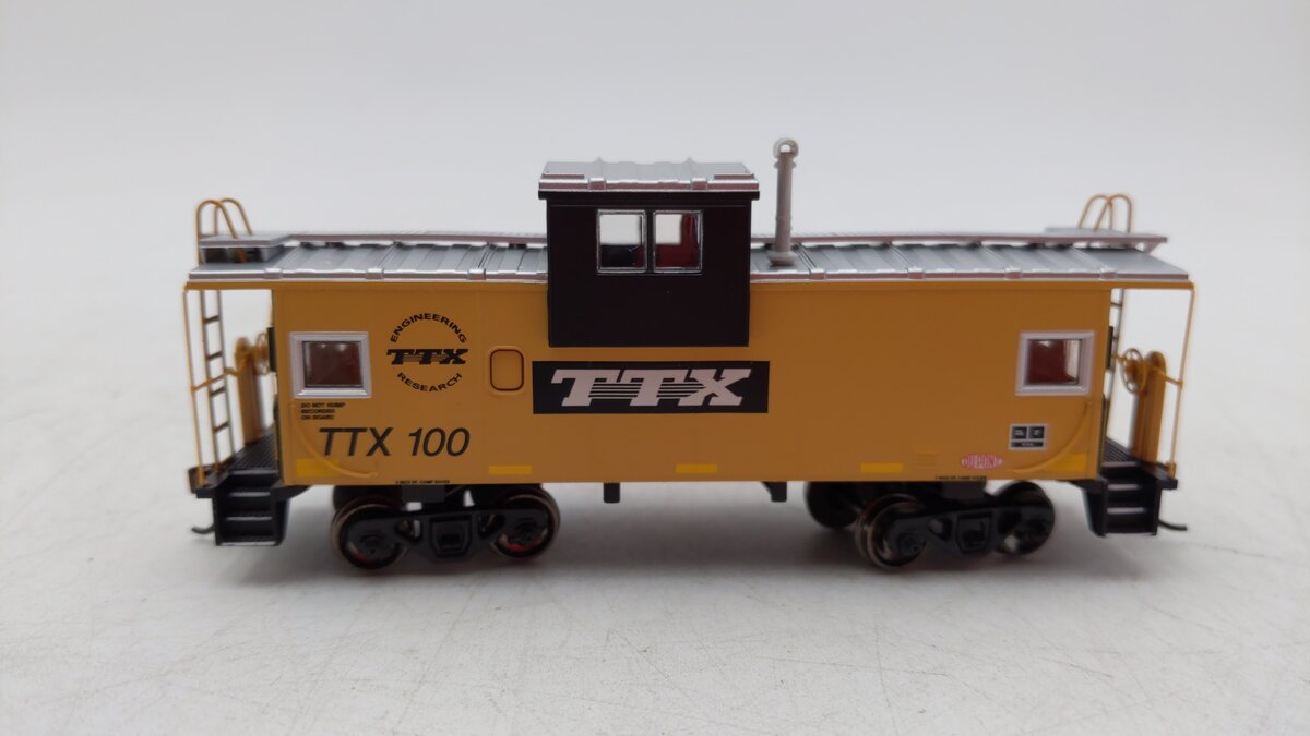 Roundhouse 87943 HO Scale Trailer Train Wide Vision Caboose #100 LN/Box