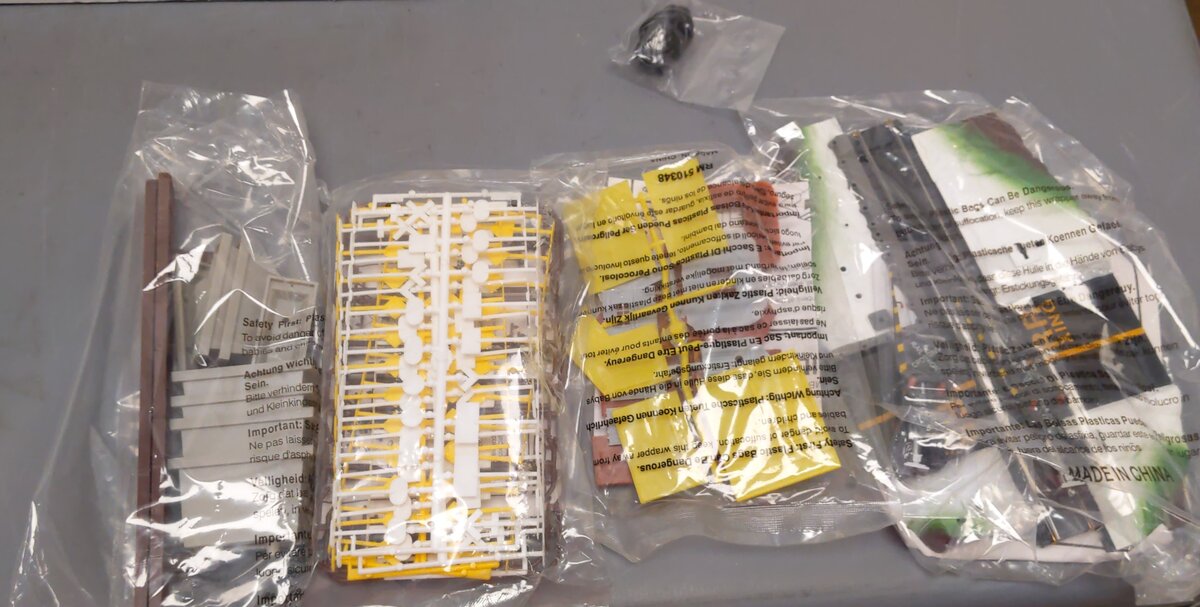 Life-Like THUNDERING RAILS 433-9102 HO Scale Electric Train Set 175 Pieces EX/Box