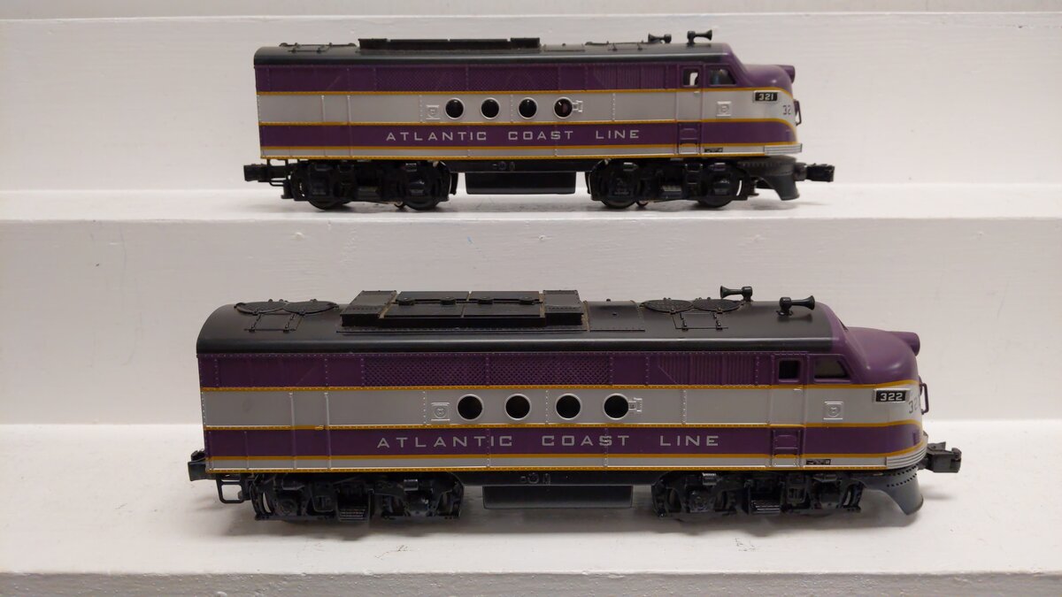 Lionel 6-82293 Atlantic Coast Line LionChief Plus FT AA Diesel Loco #321/#322