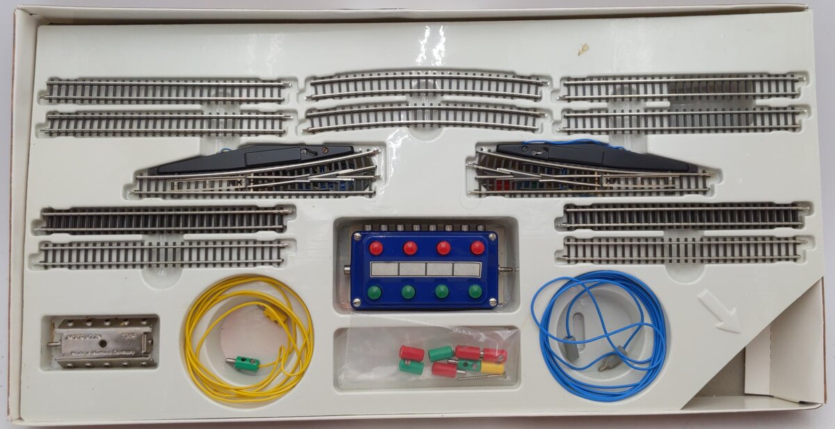 märklin mini-club Zゲージ 8190 SET-E 分岐器セット Marklin 8191 Z Extension Set E with Electric Turnouts – Trainz