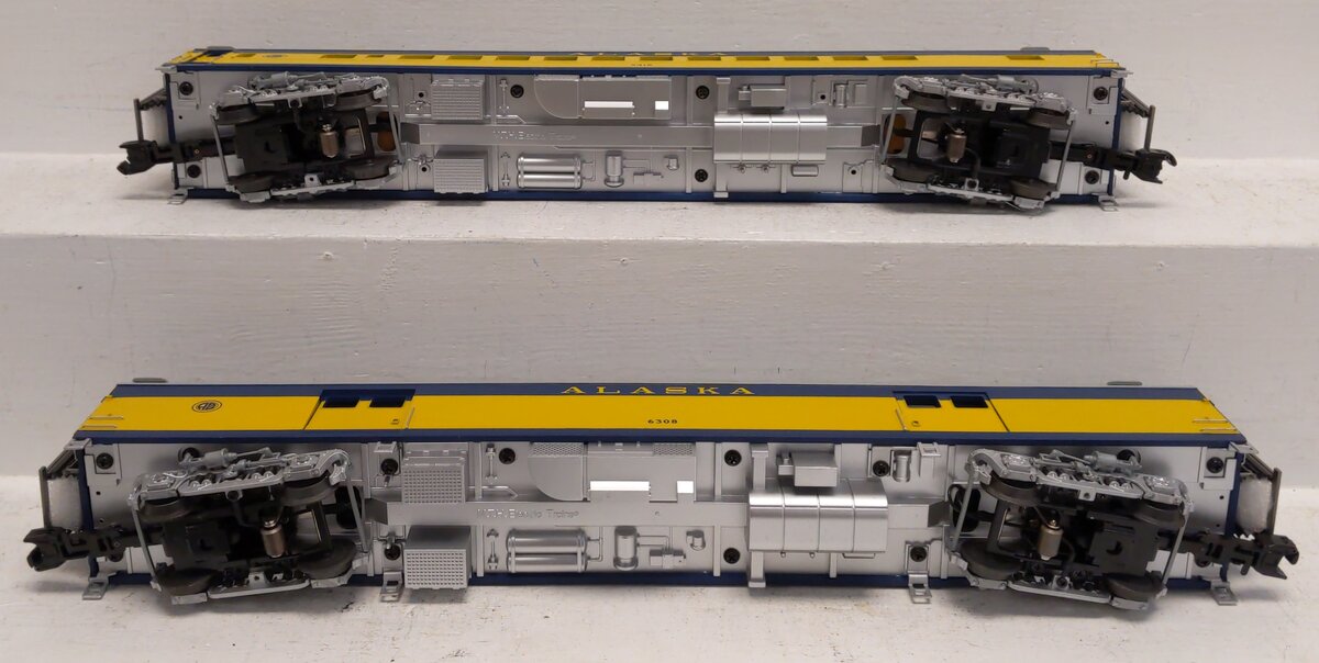 MTH 20-69235 O Gauge Alaska 70' Smoothside Baggage/Coach Passenger Car Set of 2