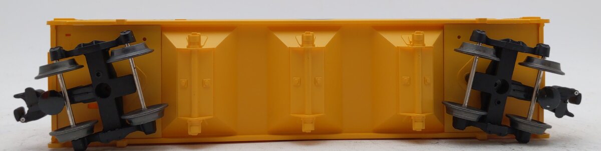 Lionel 6-17105 O Gauge Chesapeake & Ohio ACF 3-Bay Covered Hopper LN/Box