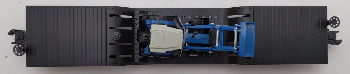 MTH 30-7622 O Gauge Depressed Center Flat w/ Ertl New Holland Tractor #21136 LN/Box