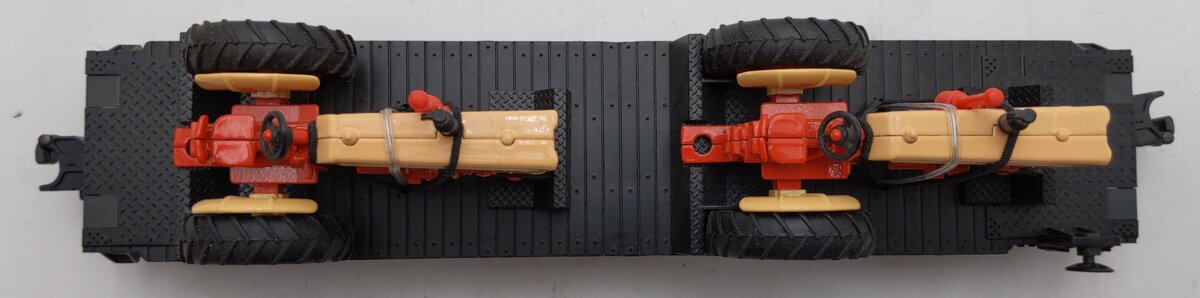 MTH 30-7642 O Gauge Farm Transportation Flat Car with Ertl Case Tractors LN/Box