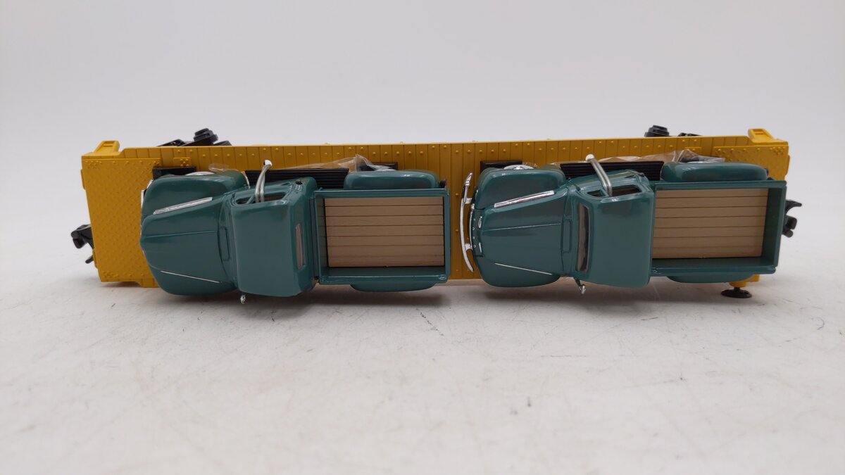 MTH 30-8312 O Gauge Chicago & North Western Flat Car w/2 48' Ford Pickups NIB