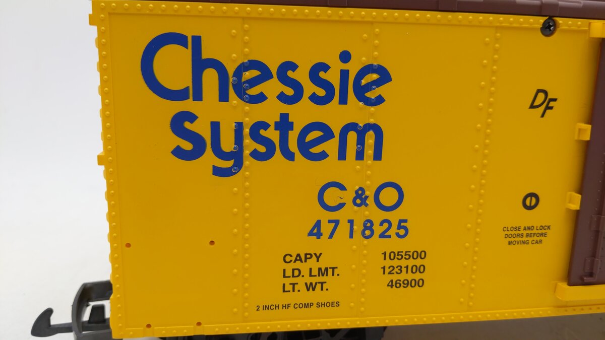 USA Trains R19102A G Chessie System Simulated Wood Box Car #471825