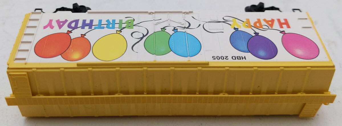Micro-Trains 02100500 N Happy Birthday Car 40' Standard Plug Door Boxcar #2005 LN/Box