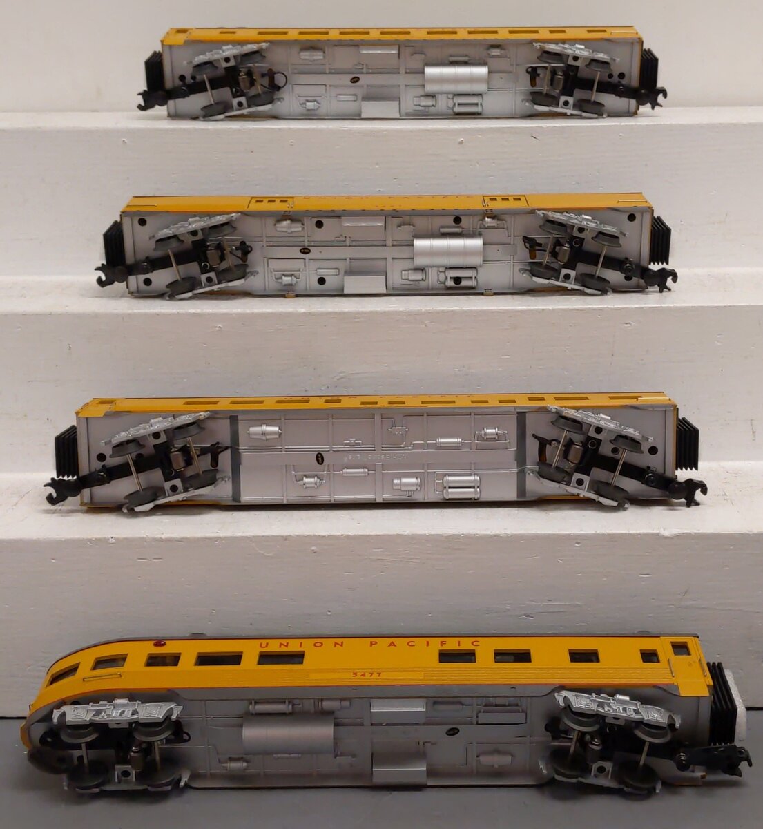 MTH 30-67735 O Union Pacific RailKing 60' Streamlined Passenger Cars (Set of 4)