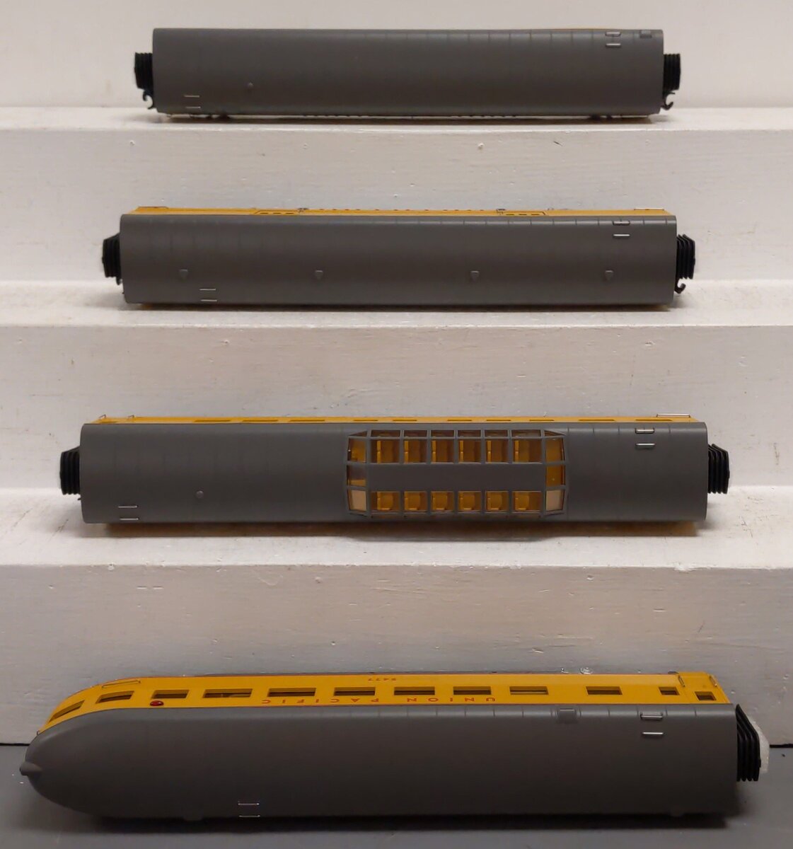 MTH 30-67735 O Union Pacific RailKing 60' Streamlined Passenger Cars (Set of 4)