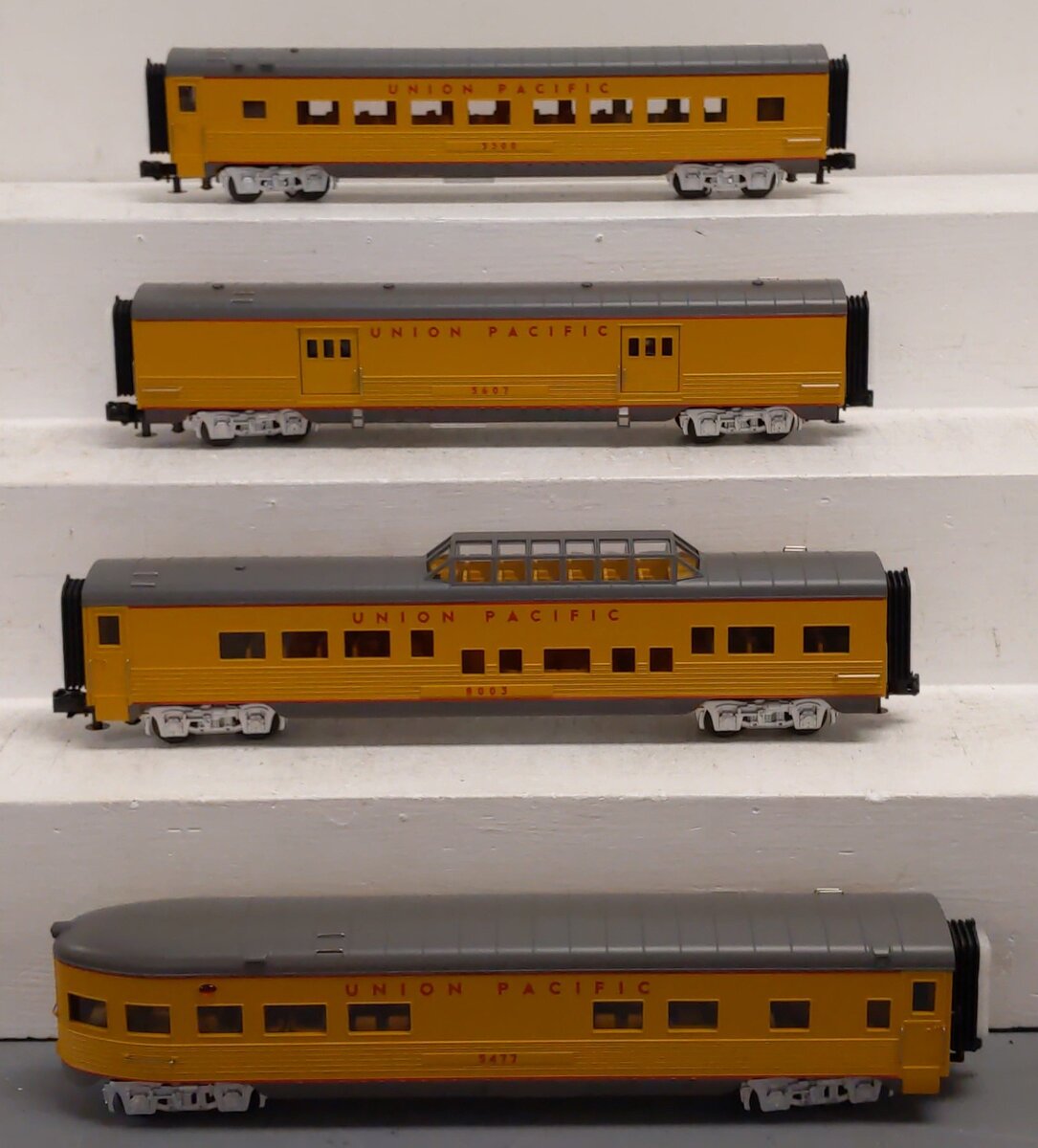 MTH 30-67735 O Union Pacific RailKing 60' Streamlined Passenger Cars (Set of 4)
