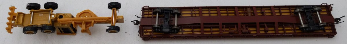 MTH 80-98017 Burlington Northern Santa Fe HO 60' Wood Flat Car w/163H Grader