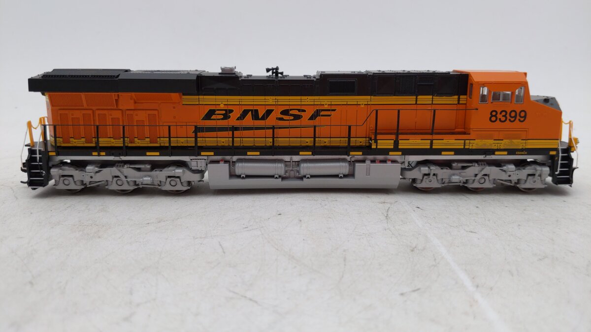 Walthers 910-10176 GE ES44C4 DC BNSF #8399