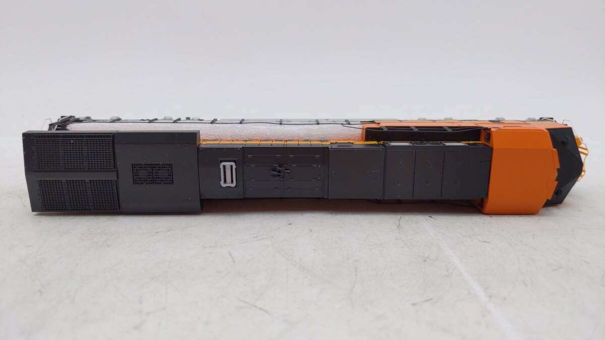 Walthers 910-10176 GE ES44C4 DC BNSF #8399