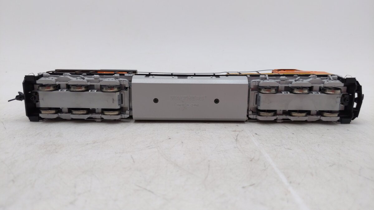 Walthers 910-10176 GE ES44C4 DC BNSF #8399