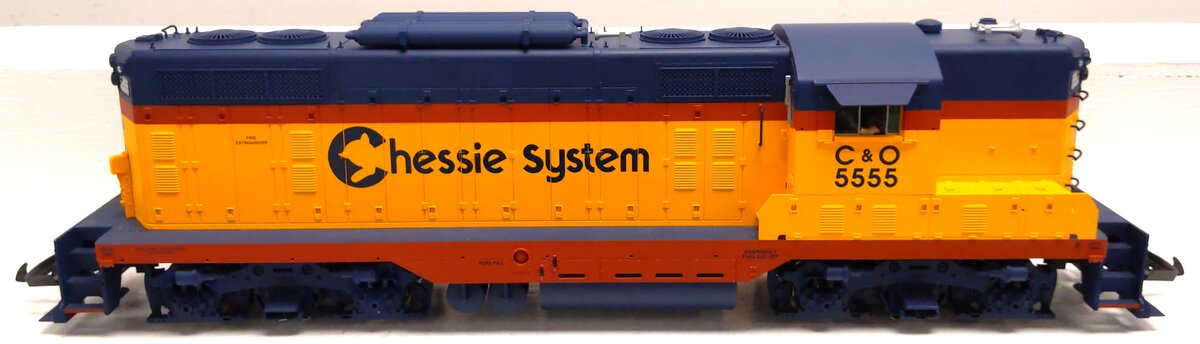 USA Trains R22105 G Scale Chessie System EMD GP7 Diesel Locomotive #5555
