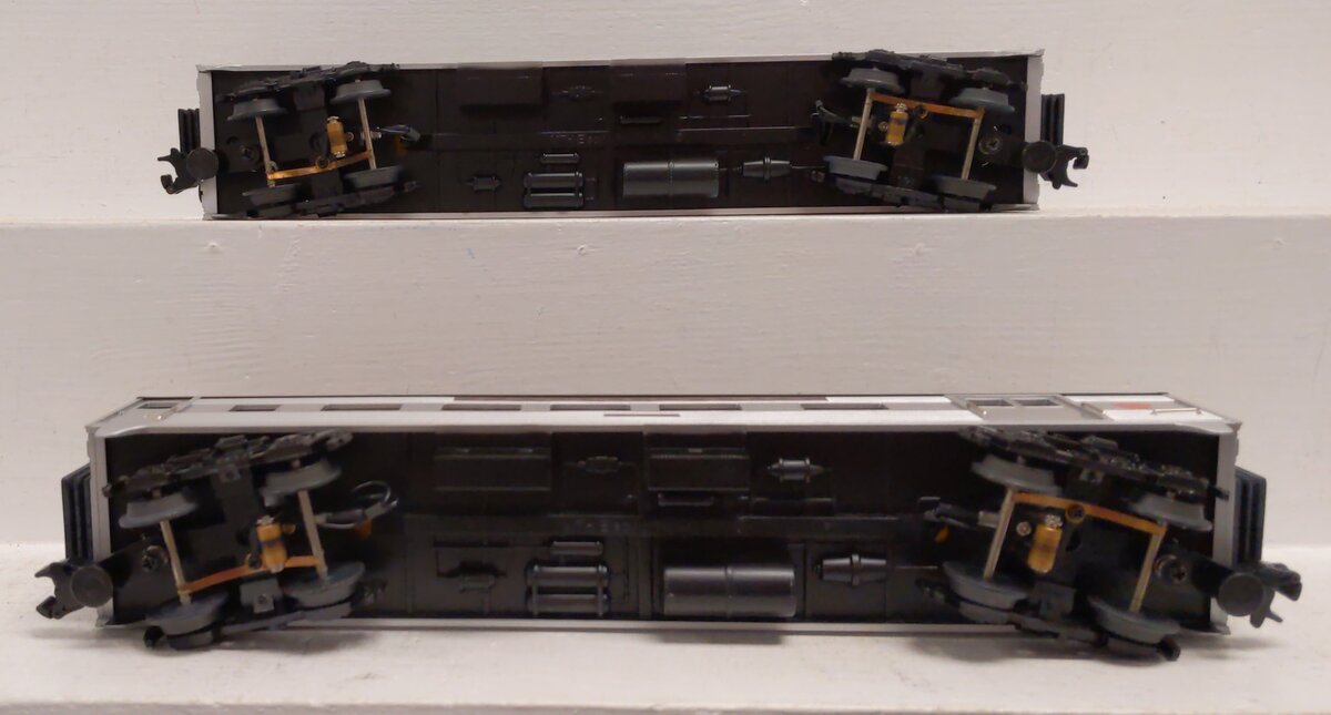 MTH 30-6073 O Pennsylvania Streamlined Passenger Combine/Diner Set (Set of 2) LN/Box